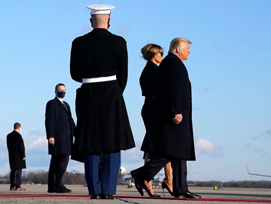 El mandatario republicano no se dirigió a su sucesor demócrata por su nombre, pero le deseó a la nueva administración 'mucha suerte y mucho éxito'.<br/>Un portavoz de la Casa Blanca dijo que Trump, siguiendo la tradición, le había dejado una carta a Biden en la Oficina Oval.