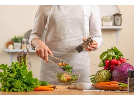 Experimenta con tus platillos favoritos: Si alguno de tus platillos favoritos contiene manteca puedes tratar de sustituirla por aceite de oliva y evitar en todo momento ingredientes de origen animal.