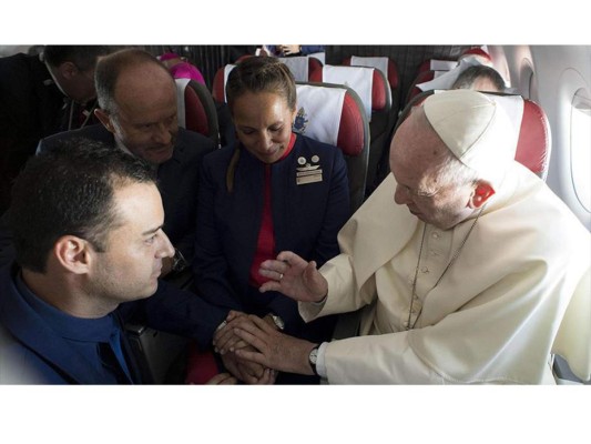 Carlos Ciuffardi y Paula Podest son dos tripulantes de la línea aérea Latam y el Papa Francisco