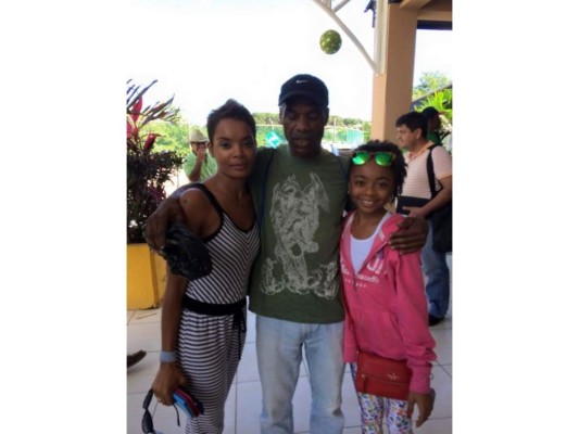 Su familia paterna es hondureña y reside en Punta Gorda, Roatán.