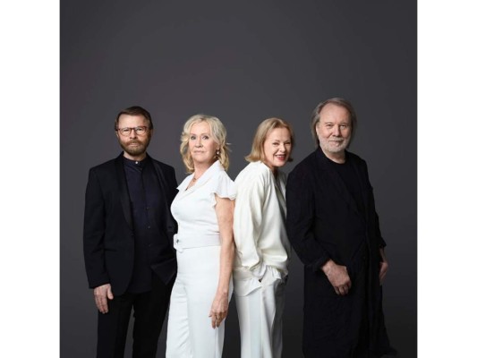 Después de 40 años de ausencia, ABBA regresó con dos canciones maravillosas que nos hicieron llorar, cantar y, por supuesto, bailar.