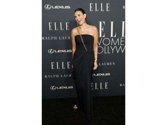 Demi Moore en un clásico vestido negro de Schiaparelli.