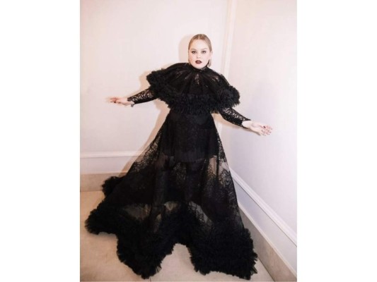 Nicola Coughlan<br/> La estrella confió en Christian Siriano para lucir un aspecto más gótico. <br/>