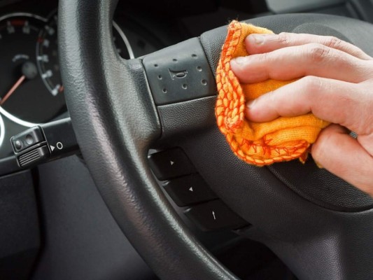 4. Volante del carro<br/>Si bien es cierto, la cuarentena ha impedido que utilicemos el automóvil pero eso no quiere decir que no lo vayamos a volver a usar. Podemos aprovechar este tiempo en casa para desinfectar todas las partes del carro con las que tenemos contacto.<br/>