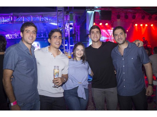 Leonardo Mahchi, Miguel y Alejandro Facussé con Rebecca Rosenthal. Foto Daniel Madrid