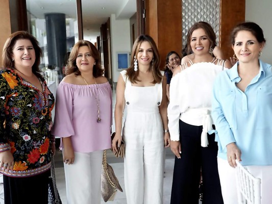 Audelia Dabdoub, Samia Abufele, Giselle Rishmawy, Lupita Hawit y Claudette Kattán.