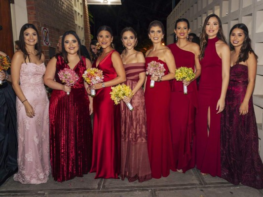 María José Bendeck, Isabella Rosenthal, Angie Rodríguez, Vanessa Juliao, Aracely Maradiaga y María Chahín con Beatriz y Carla Barletta.