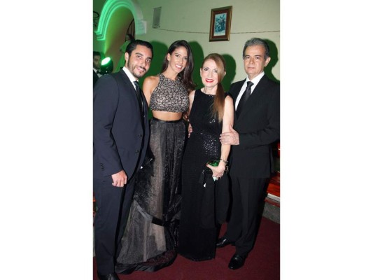 Giulina Ochoa y Eddy Acevedo con María Alicia y José Luís Bendaña.