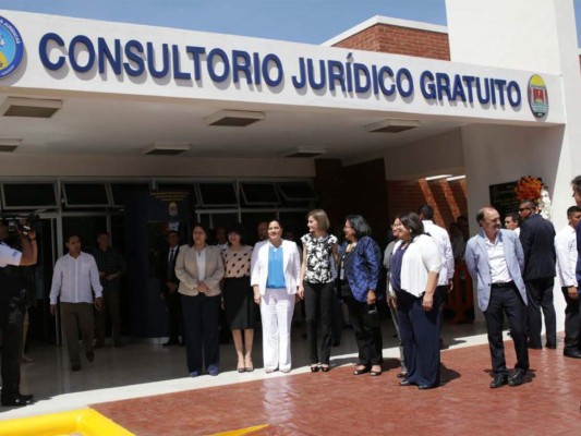 Reina Letizia visita la Universidad Nacional Autónoma de Honduras