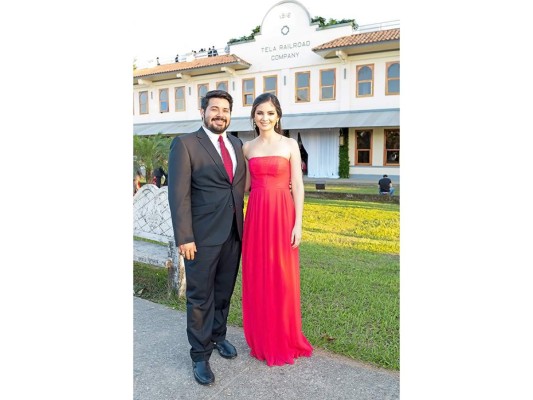 Eduardo Interiano y Lucía Chicas celebran boda a la orilla del mar   