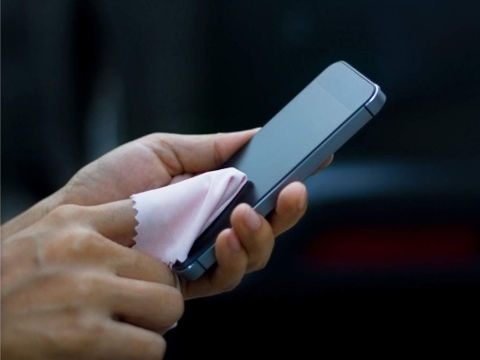 6. El teléfono celular<br/>Este pequeño aparato se convertido en algo indispensable en nuestra vida y lo llevamos a todos lados, incluyendo al baño, hasta dormimos con él. Por eso nuestro teléfono debe estar bien limpio.<br/>