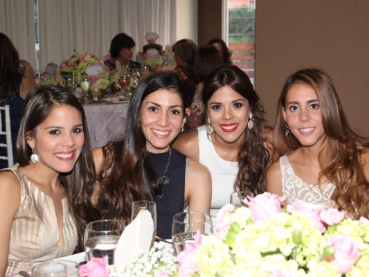 Alegre shower para María José Welchez  