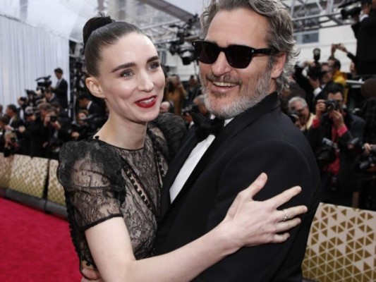 Joaquin Phoenix y Roony Mara
