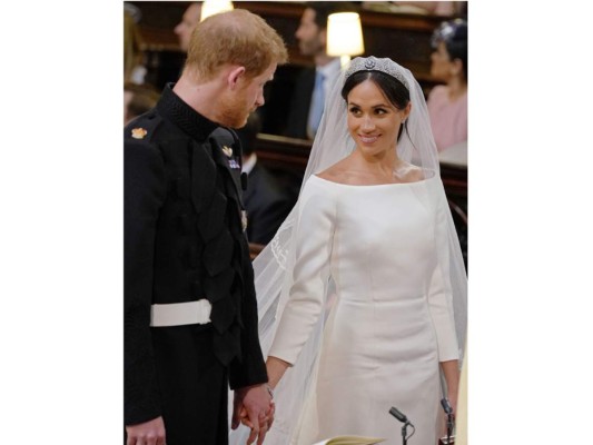 Meghan Markle y el Príncipe Harry en el altar de la en la capilla de San Jorge del castillo de Windsor.