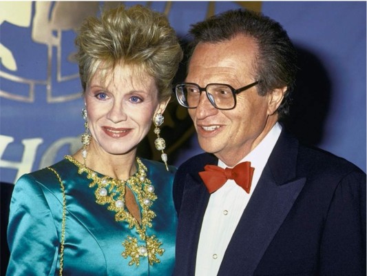 Larry King y Alene Akins estuvieron juntos durante 10 años sin embargo se separaron de forma inesperada alegando diferencias irreconciliables para finalmente estar juntos nuevamente a partir de de 1972
