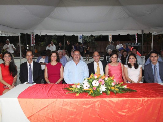 Brindis por el éxito empresarial