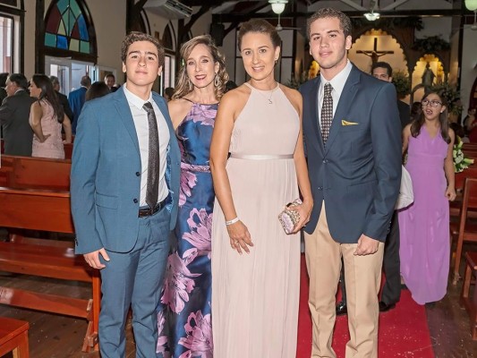 Eduardo Interiano y Lucía Chicas celebran boda eclesiástica