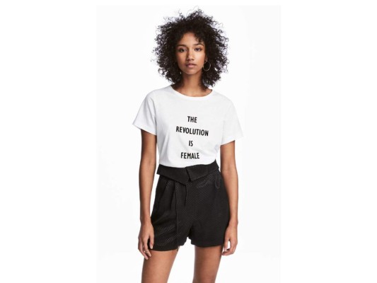 La fiebre de los logos llegó a tu closet