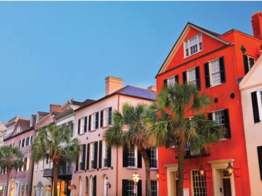 Charleston, Carolina del Sur<br/>Una de las ciudades más antiguas de los Estados Unidos, es tan bella como terrorífica. Tiene más de 300 años de historia, en los que entra el comercio portuario, arquitectura deslumbrante, esclavitud, espíritus inquietos, apariciones fantasmales… espera, ¿qué?