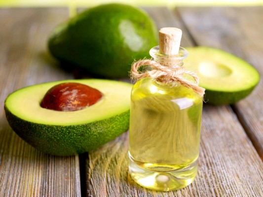 AGUACATE. Está cargado de nutrientes, antioxidantes, fibra y grasas saludables, pero si tu propósito es perder peso debes controlar la ingesta de aguacate. Este super alimento es alto en grasas y calóricamente denso. Una porción -que corresponde a una quinta parte del aguacate- solo aporta 50 calorías, mientras que si comes la pieza entera puedes consumir aproximadamente 350 calorías.<br/>
