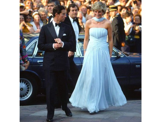 El Príncipe Carlos junto con la princesa Diana de Gales en el festival de Cannes de 1987.