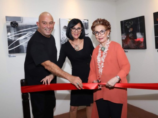 Guillermo Mahchi, Amanda Bermudez y Bonnie Castañeda inaugurando la exposición Opus 66