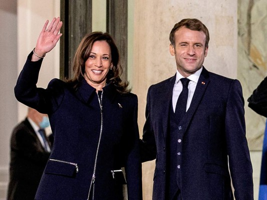 Kamala Harris junto al presidente francés Emmanuel Macron, quien la recibió en el Elysee Palace en su primera visita oficial a Europa en noviembre de 2021