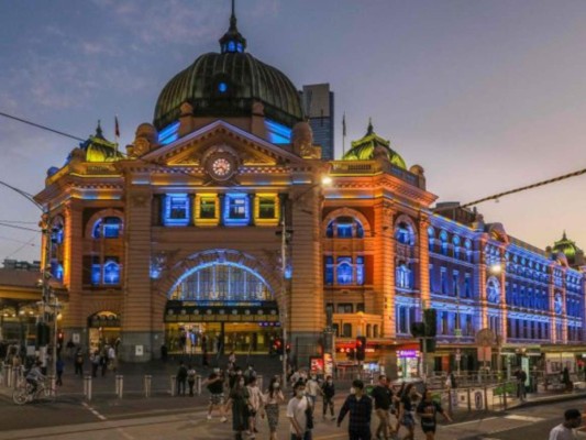 La estación de Flinders Street en Malbourne, Australia, también se iluminó con los colores amarillo y azul como muestra de apoyo para Ucrania.