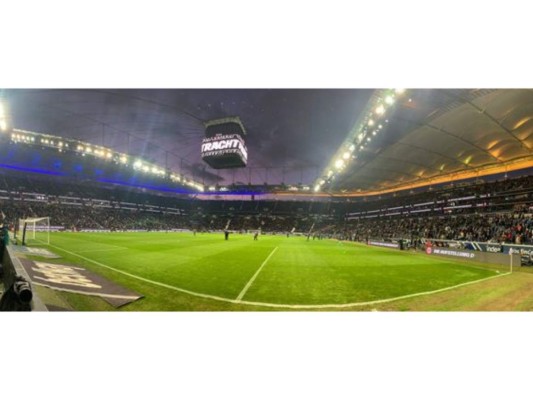 El estadio del Eintracht Frankfurt también se sumó a la lista de los monumentos que se vistieron de los colores de Ucrania.