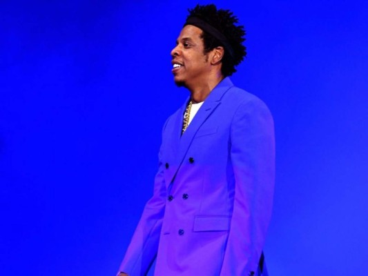 ¡Ahora es uno de los magnates de la música más ricos! Pero el negocio inicial de Jay Z no era muy legal que digamos. Él solía vender cualquier droga que caía en sus manos, desde marihuana hasta cocaína. Él asegura que el traficar drogas le enseñó lo básico sobre finanzas.