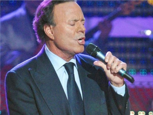 Julio Iglesia en sus últimos días como cantante, dio una gira a través de Centroamérica. Sorprendiendo a los capitalinos en cantar sus emblemáticas canciones.