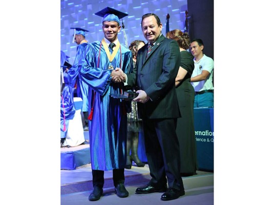 Emocionante noche de graduación de la International School