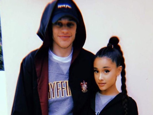 ¡Pete Davidson se tatúa en honor a Ariana Grande!