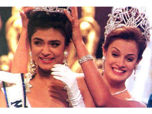 Dayanara Torres Miss Universo 1993, quién entregó su corona en Filipinas en 1994, vuelve en esta ocasión como jurado del concurso