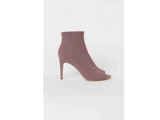 H&M nos da una moda muy femenina con botas con punta abierta