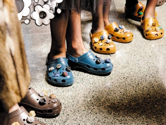 NO TE ARRIESGUES CON EL CALZADO. APUESTA POR UNOS ZAPATOS CLASSY. Llevar zapatos que parecen ortopédicos cuando aún puedes conseguir calzado estético y funcional, no tiene excusa. Con tacón o sin tacón, lo importante es que aporte belleza en tu caminar y te sientas cómoda. Aléjate de los plásticos, salvo para ir a la playa o arreglar el jardín. Invierte en los de cuero, algodón y fibra.