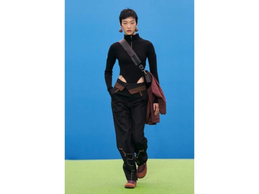 Como era de esperarse, también presentó algunos looks con unos pantalones muy estilo cargo.