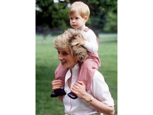 Harry tuvo como madre a la princesa Diana, haciendo su niñez una de las más felices.
