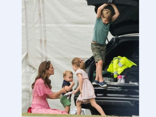 Kate y Meghan Markle sacan de paseo a los niños