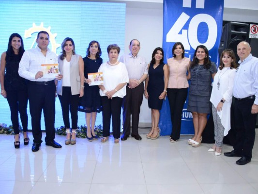 Miembros de las familias: Faraj, Larach, Handal y Panayotti, celebraron el momento de la presentación de la memoria de sostenibilidad.