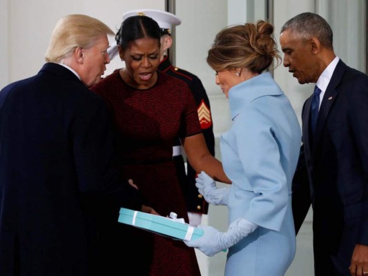 Un momento –espontáneo o incómodo- en el que la primera dama Michelle Obama recibe de su sucesora Melanie Trump un obsequio en el emblemático empaque de Tiffany & Co