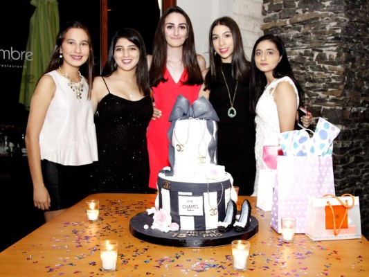 Fiesta para celebrar los 15 años de Paola Isaias