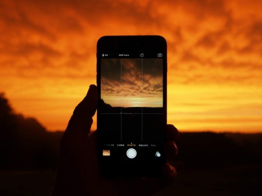 Ajusta la exposición de imagen manualmente. Para reconocer si cuentas con esta opción fíjate si al tocar la pantalla aparece un sol o símbolo de iluminación de lado del cuadro para enfoque. De ser así sólo debes desplazar tu dedo en la pantalla hacia arriba o hacia abajo para elegir la mejor exposición.