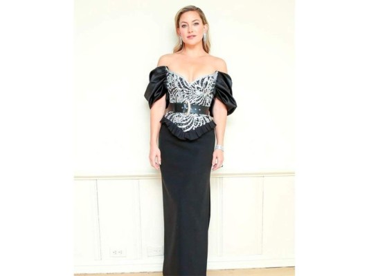 Kate Hudson destacó con el vestido Louis Vuitton; el escote, los detalles en seda y bordados blancos nos tienen hipnotizados.