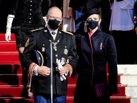 La pandemia del coronavirus dió un matiz diferente a la celebración del Día Nacional de Mónaco, que este año se realizó en un reducido acto encabezado por el príncipe Alberto y su esposa Charlene, cubiertos con el accesorio obligatorio: mascarilla. (Photo by Valery HACHE / AFP)
