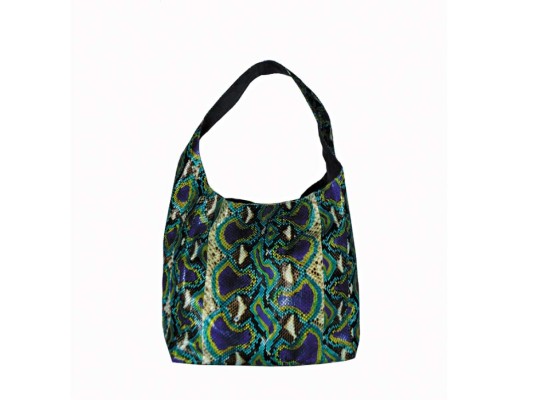 Un bolso amplio y en estampados con tonalidades doradas y turquesas, puede ser una opción si buscas agregarle color a un vibrante atuendo