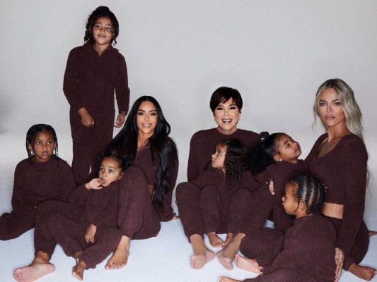 Xmas llegó a la casa de Kim Kardashian y su familia, quienes celebraron con trajes del mismo color.