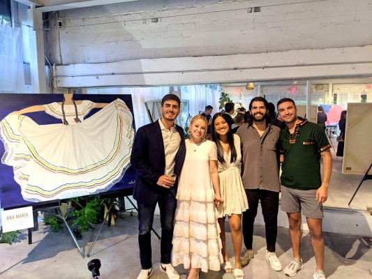 El pasado 18 de septiembre la artista nicaragüense Isabella Carrión presentó su colección debut en Miami, Florida.