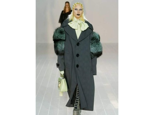 Lady Gaga<br/>Después de su tributo a David Bowie, Lady Gaga sorprendió a la audiencia apareciendo en uno de los diseños de la colección otoño 2016 de Marc Jacobs.<br/>
