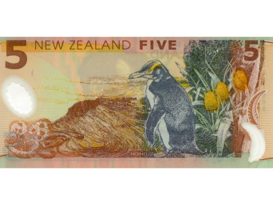 Un billete de Nueva Zelanda por cinco dólares, que representa el hoiho nativa de Nueva Zelanda, o pingüino de ojos amarillos.